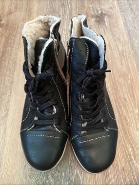 Cloud Faux-Fur Lined Black Lace-Up Ankle Booties